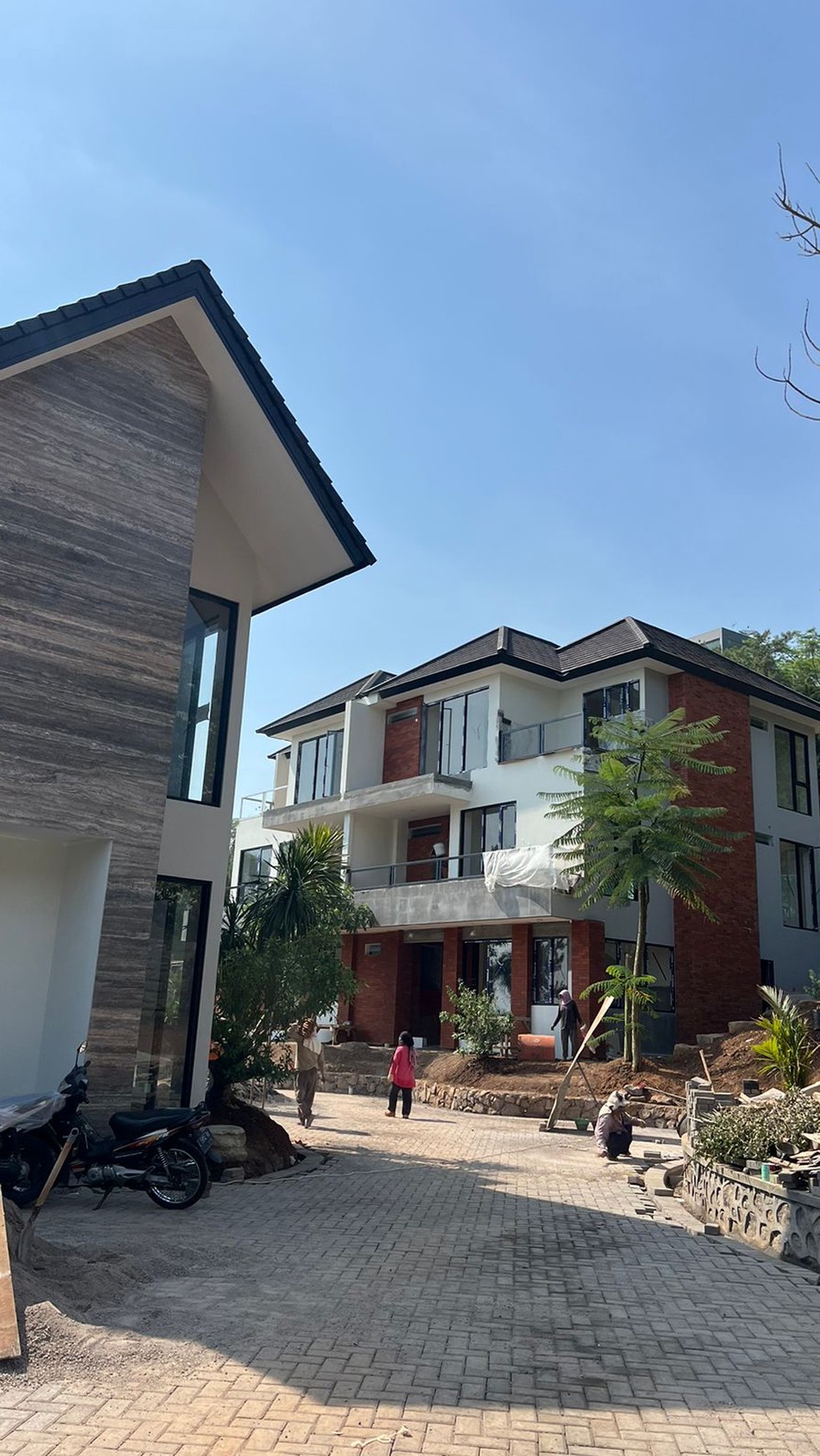 Dijual 1200 m2 Rumah Villa Taman Dayu Sagamore Hill Pandaan Jatim - 2 Private Pool - 15 Kamar Tidur New Baru Hunian Golf Area  - Garasi Carport 11 Mobil