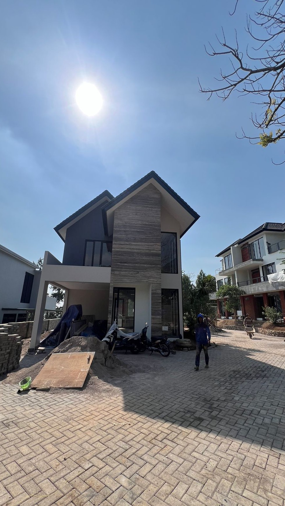 Dijual 1200 m2 Rumah Villa Taman Dayu Sagamore Hill Pandaan Jatim - 2 Private Pool - 15 Kamar Tidur New Baru Hunian Golf Area  - Garasi Carport 11 Mobil