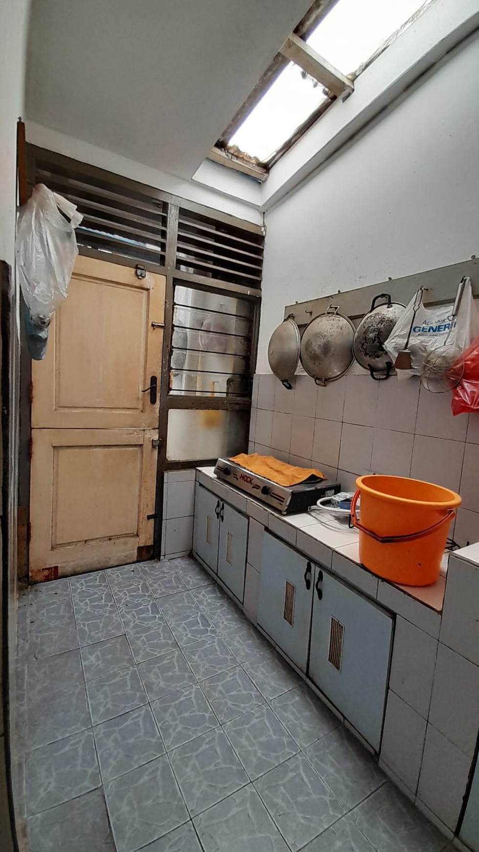 Dijual 1 unit Rumah Lama 2 Tingkat di Kemandoran, Kebayoran Lama Jakarta Selatan