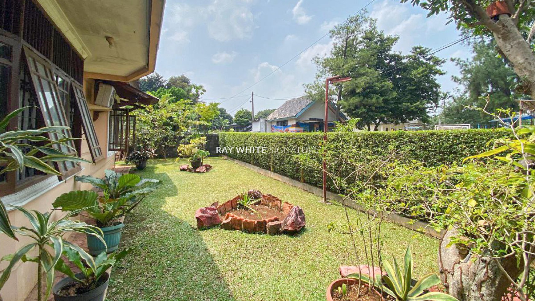 Rumah Lama Terawat di Komplek Arco Jl Jambu