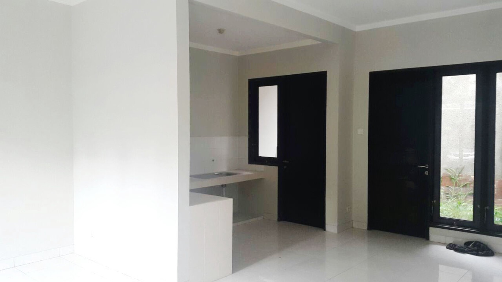 Rumah di Emerald Residence Bintaro Jaya, Hoek, siap huni di Sektor 9