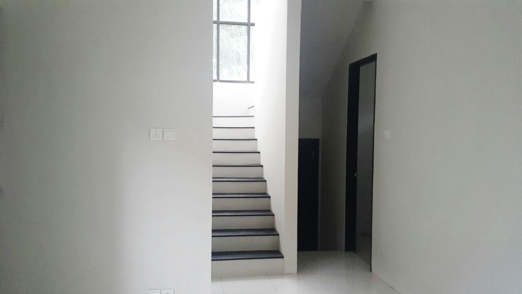 Rumah di Emerald Residence Bintaro Jaya, Hoek, siap huni di Sektor 9