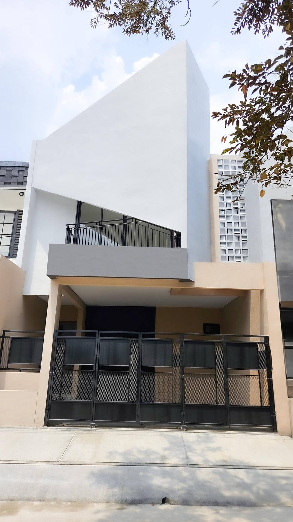 Di jual rumah baru 3 unit  dalam cluster  mertilang sektor 9 bintaro