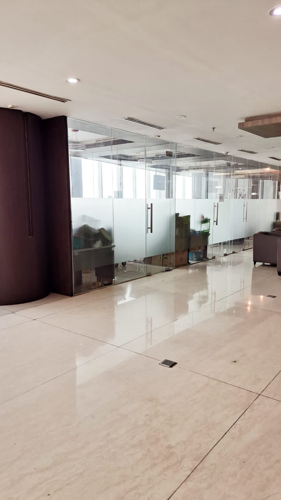 Axa Tower Office Space, 348 m2, Hadap TImur, Feng shui Bagus, harga 29 juta/m2, hanya 5 Menit ke LRT Station,  direct akses ke Mall Kuningan ity