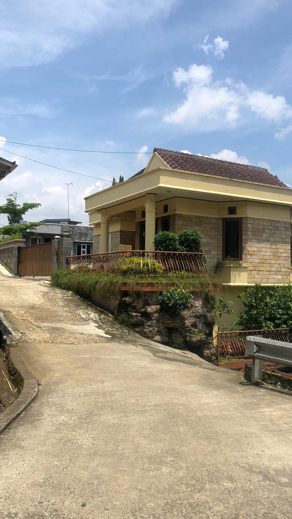 Rumah siap huni ,  lingkungan aman dan nyaman di Sentul, dekat dg wisata kuliner.