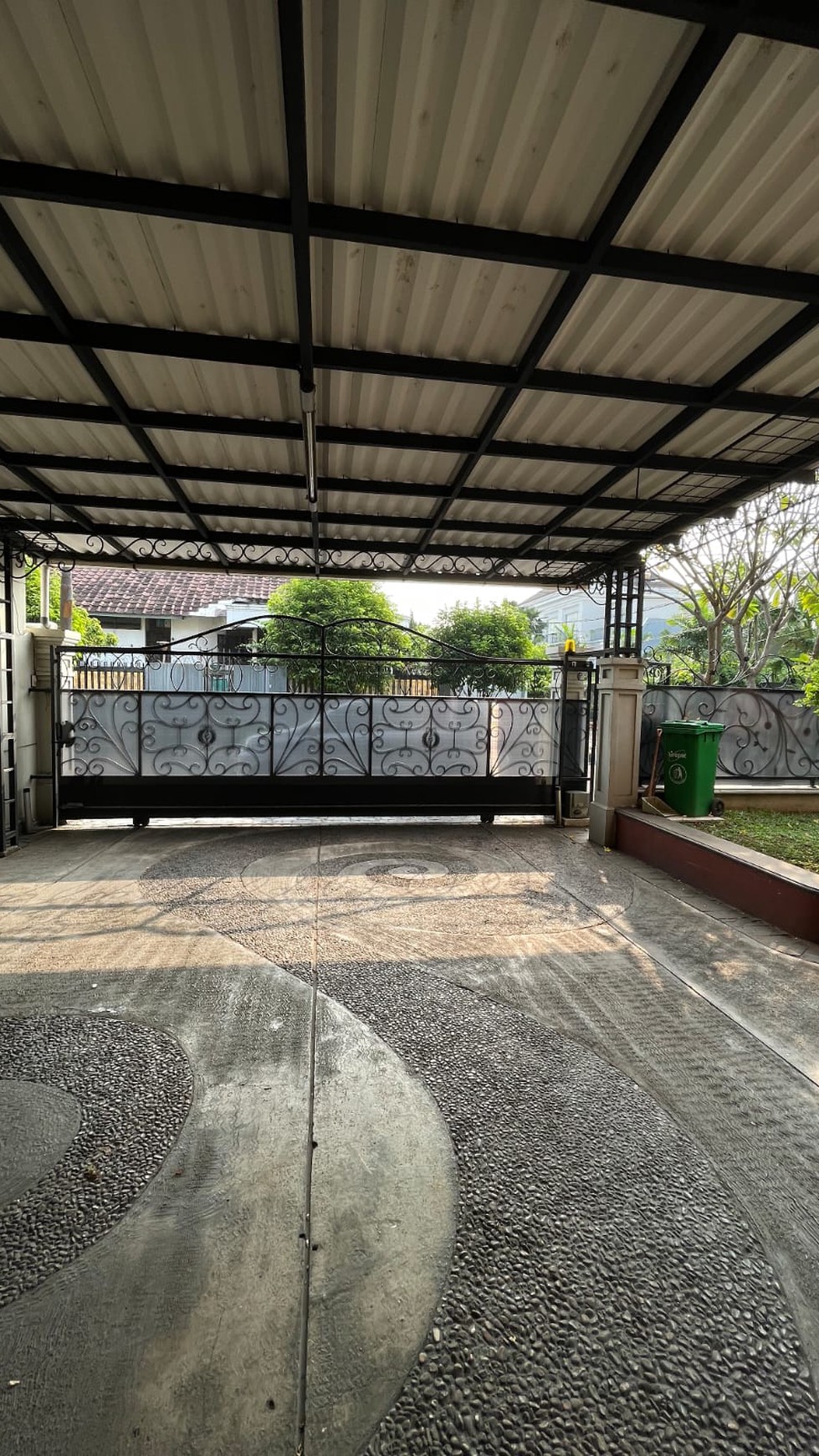 Rumah Jl Karmel Kebon Jeruk, 4 kamar tidur, ada swimming pool, 1,5 km ke kampus BINUS