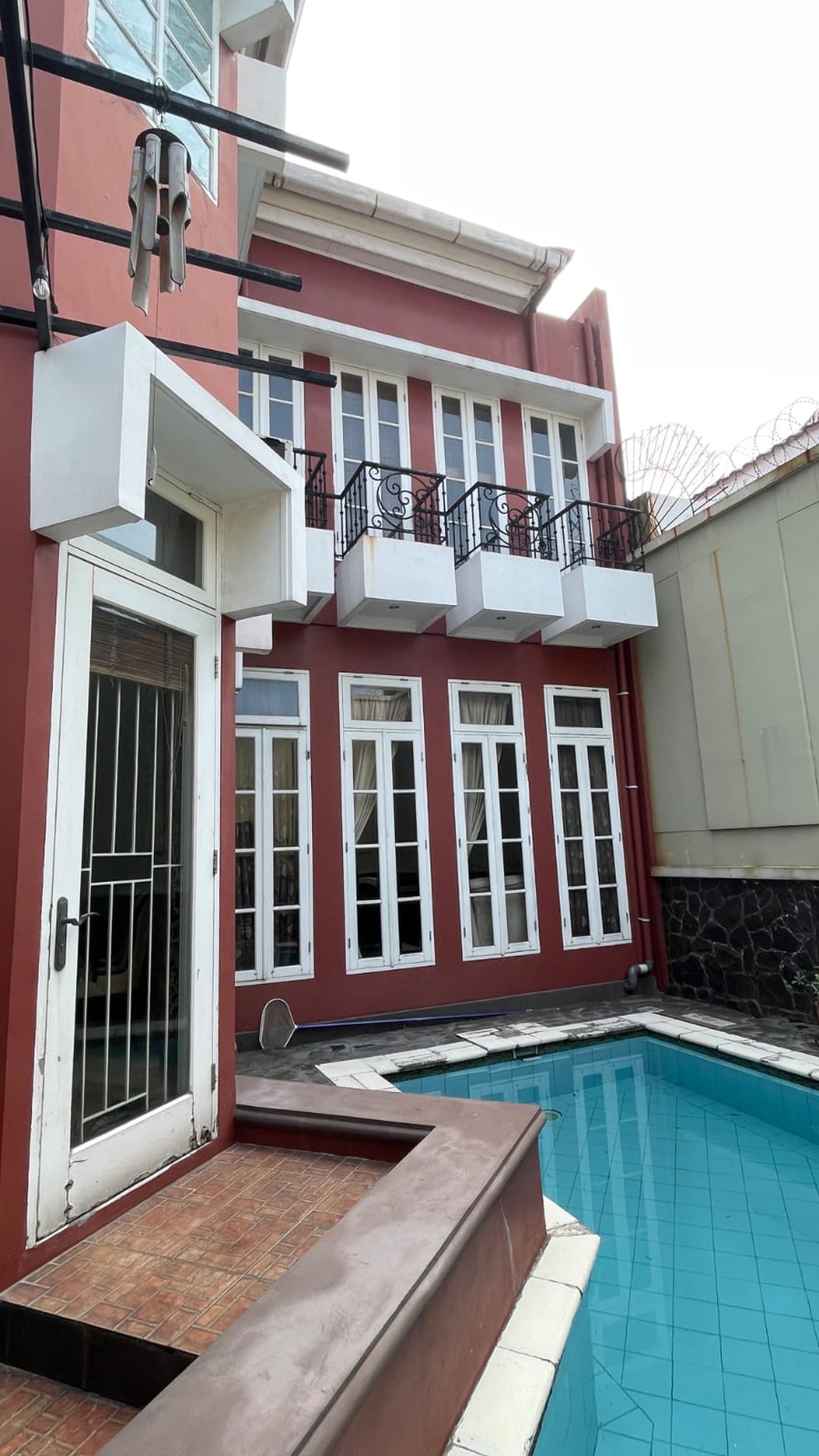 Rumah Jl Karmel Kebon Jeruk, 4 kamar tidur, ada swimming pool, 1,5 km ke kampus BINUS