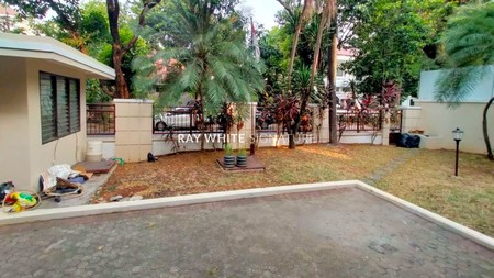 Rumah Mewah dengan kolam renang di Area Prime Jl Wijaya 5