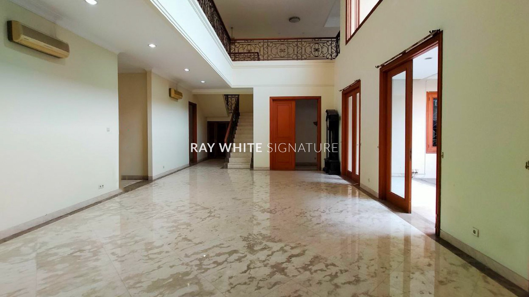 Rumah Mewah dengan kolam renang di Area Prime Jl Wijaya 5