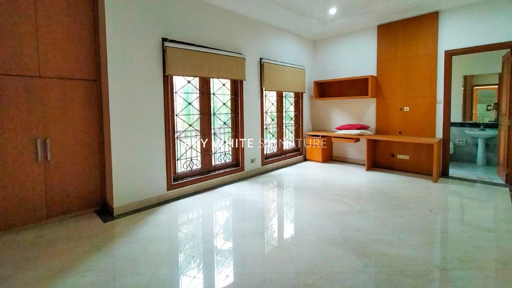 Rumah Mewah dengan kolam renang di Area Prime Jl Wijaya 5