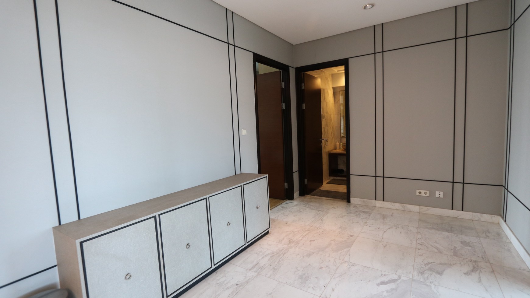 APARTEMEN THE PEAK SUDIRMAN 3 BR 232 m2, FULL FURNISHED, MEWAH, SIAP HUNI, HARGA TERBAIK