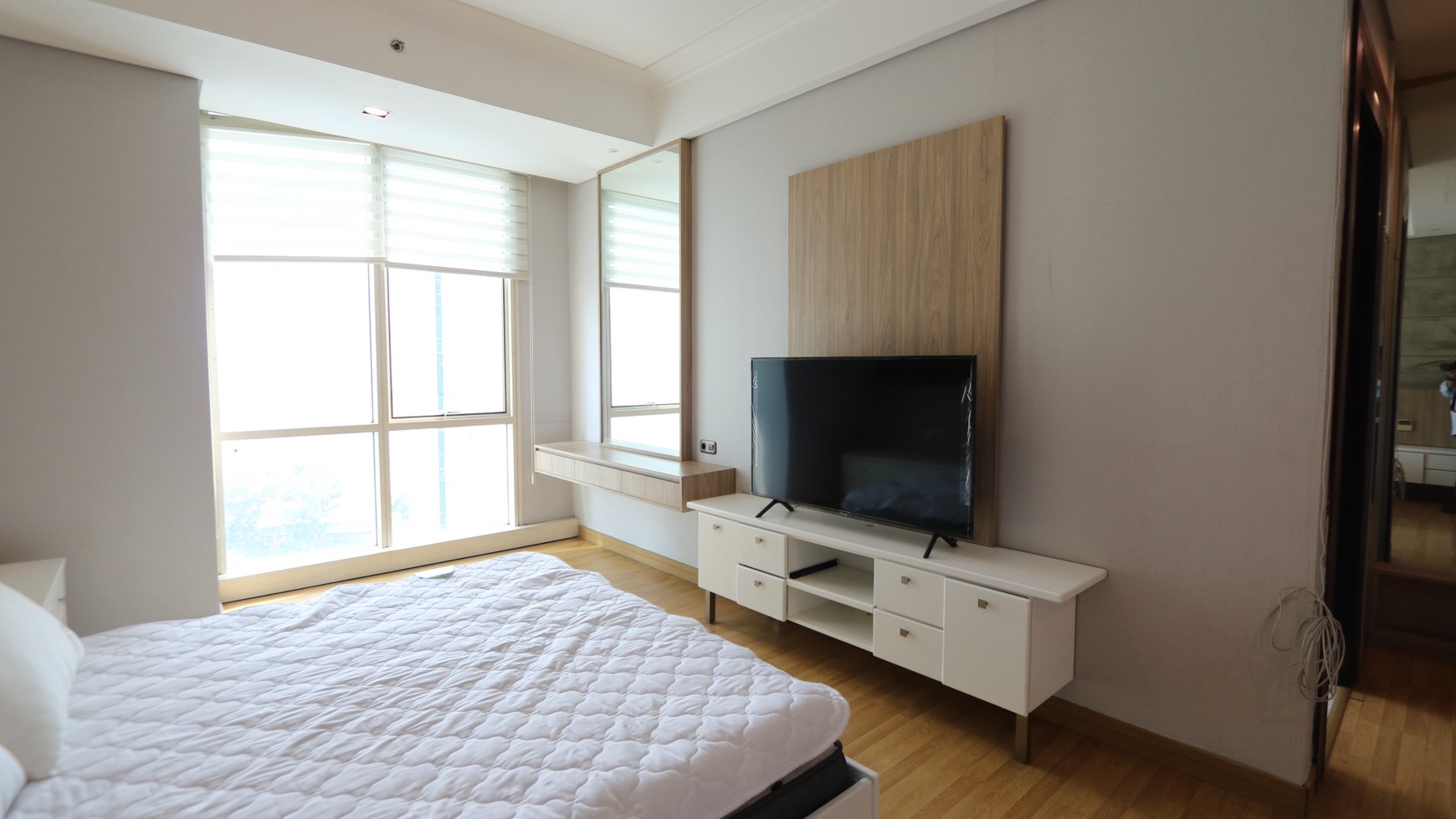 APARTEMEN THE PEAK SUDIRMAN 3 BR 232 m2, FULL FURNISHED, MEWAH, SIAP HUNI, HARGA TERBAIK