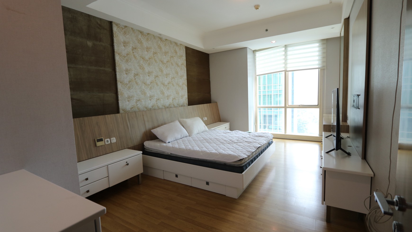 APARTEMEN THE PEAK SUDIRMAN 3 BR 232 m2, FULL FURNISHED, MEWAH, SIAP HUNI, HARGA TERBAIK