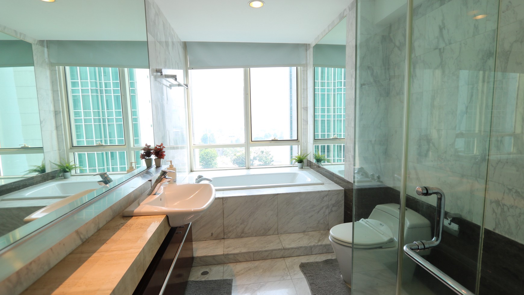 APARTEMEN THE PEAK SUDIRMAN 3 BR 232 m2, FULL FURNISHED, MEWAH, SIAP HUNI, HARGA TERBAIK