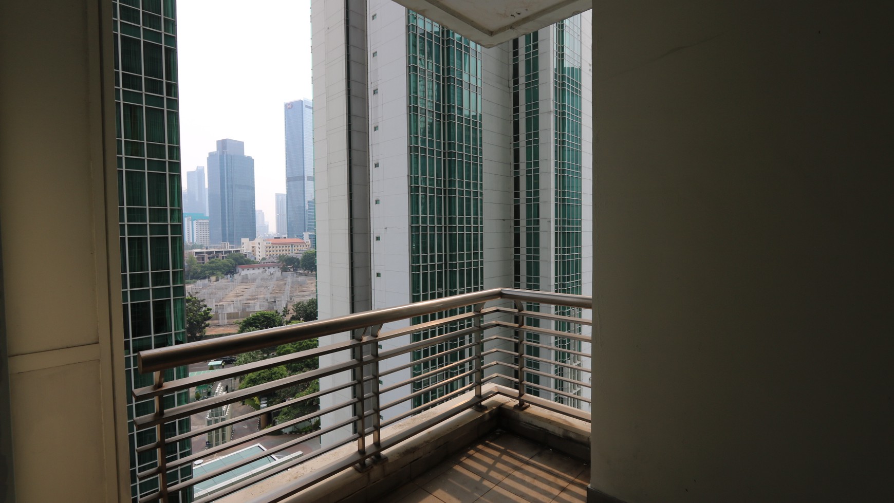 APARTEMEN THE PEAK SUDIRMAN 3 BR 232 m2, FULL FURNISHED, MEWAH, SIAP HUNI, HARGA TERBAIK