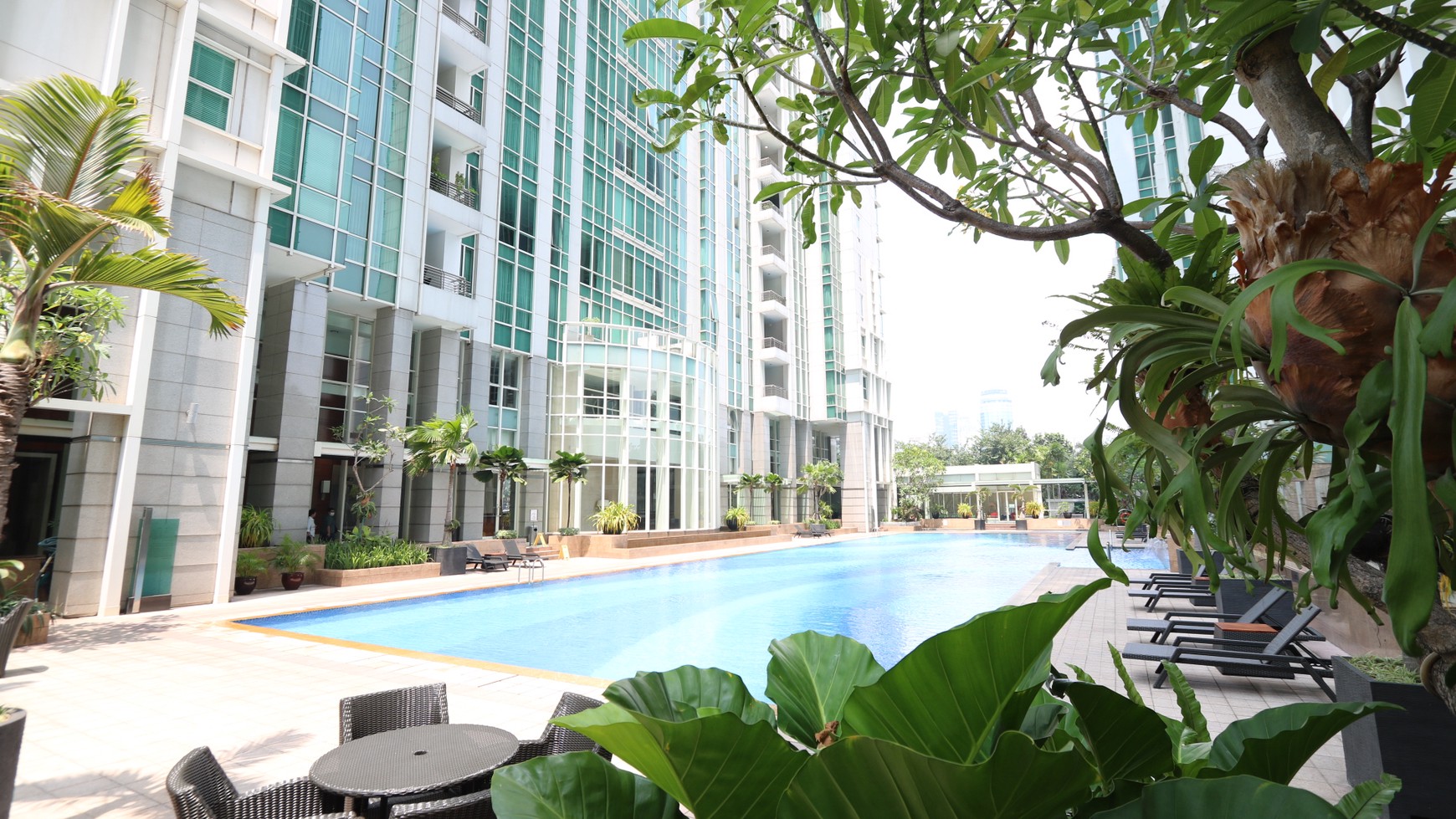 APARTEMEN THE PEAK SUDIRMAN 3 BR 232 m2, FULL FURNISHED, MEWAH, SIAP HUNI, HARGA TERBAIK