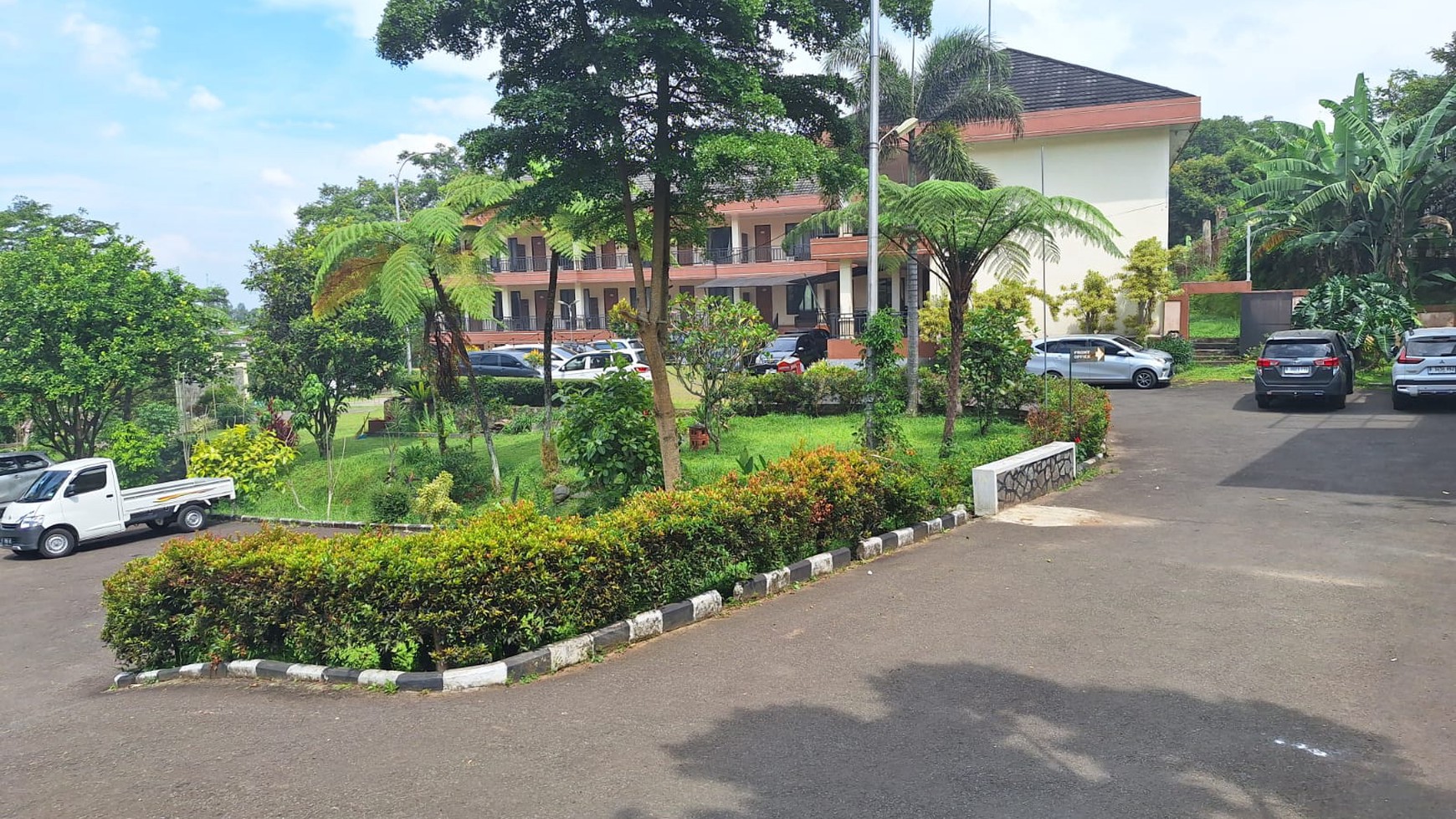 Dijual Hotel Megah di Raya Puncak Bogor