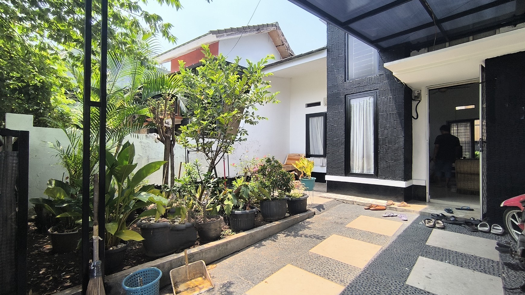 Dijual Rumah Cantik Terawat di depan taman di Dukuh Zamrud, Bekasi