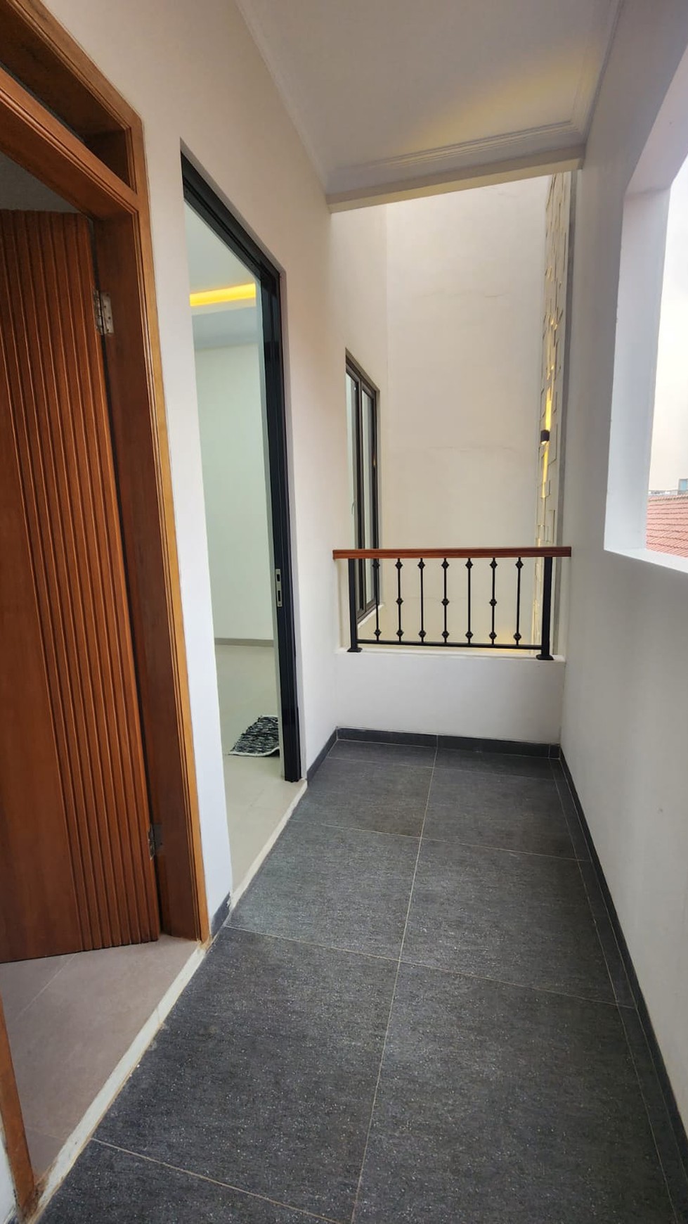 BrandNew Townhouse 3 lantai EXCLUSIVE pinggir jalan utama Semi furnished full bata merah Dekat cilandak dan akses tol