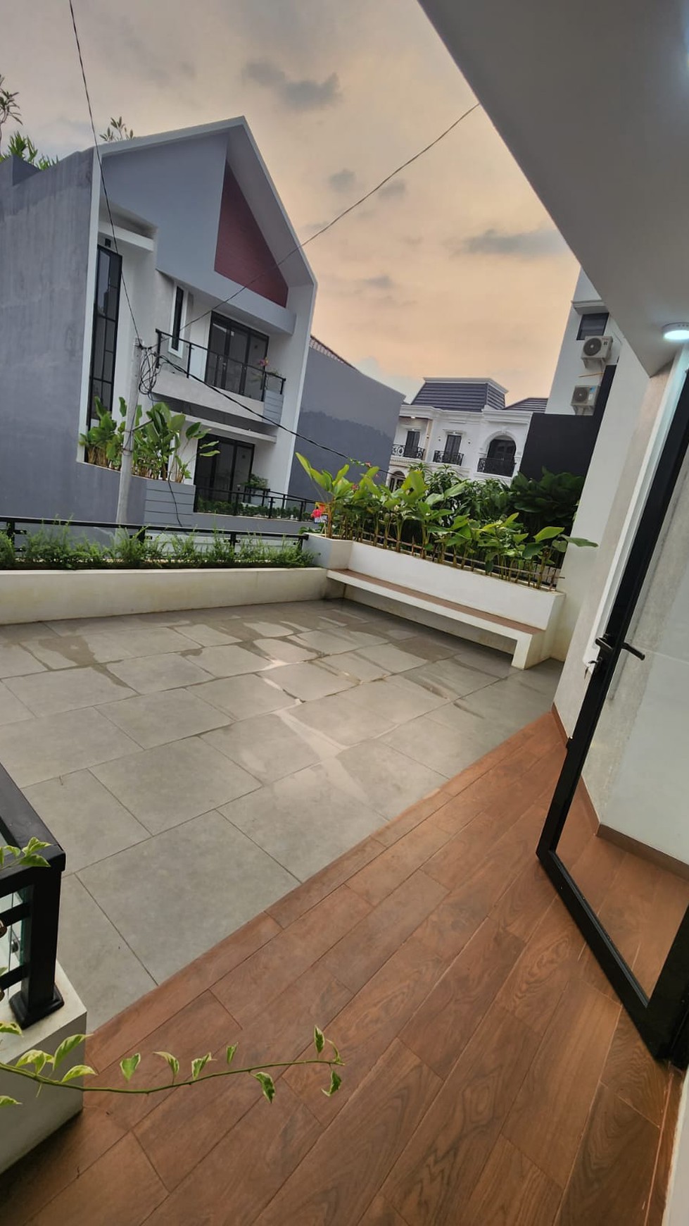 BrandNew Townhouse 3 lantai EXCLUSIVE pinggir jalan utama Semi furnished full bata merah Dekat cilandak dan akses tol