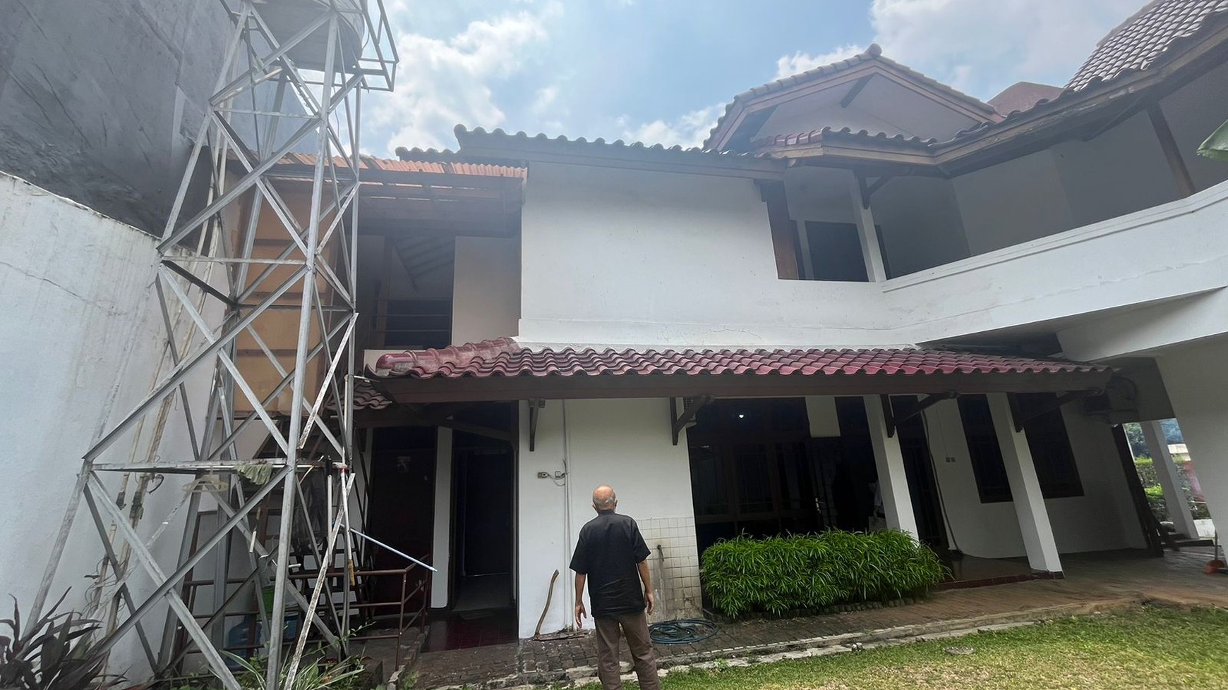 Rumah Hook di Jalan Utama Villa Melati Mas