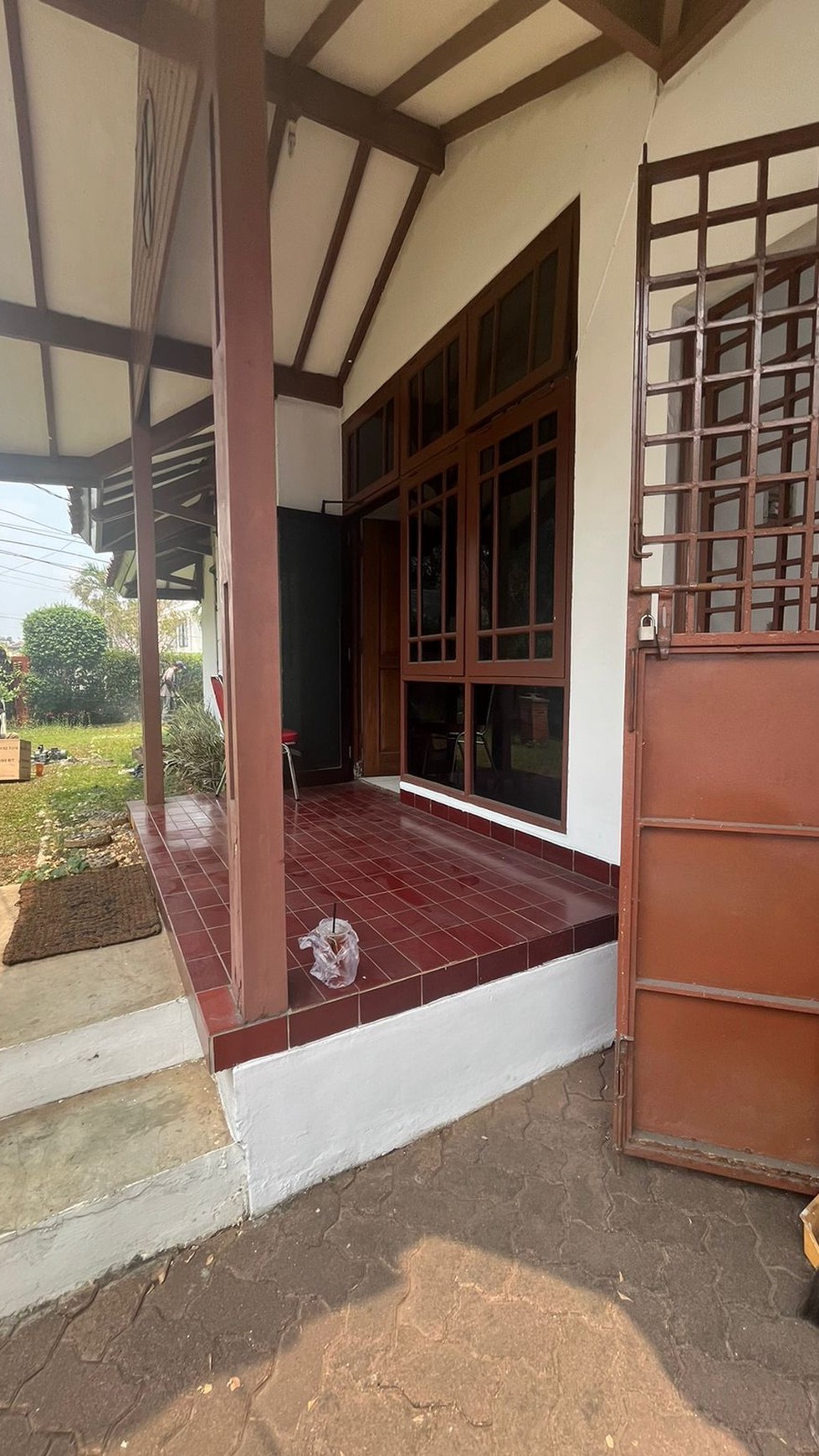 Rumah Hook di Jalan Utama Villa Melati Mas