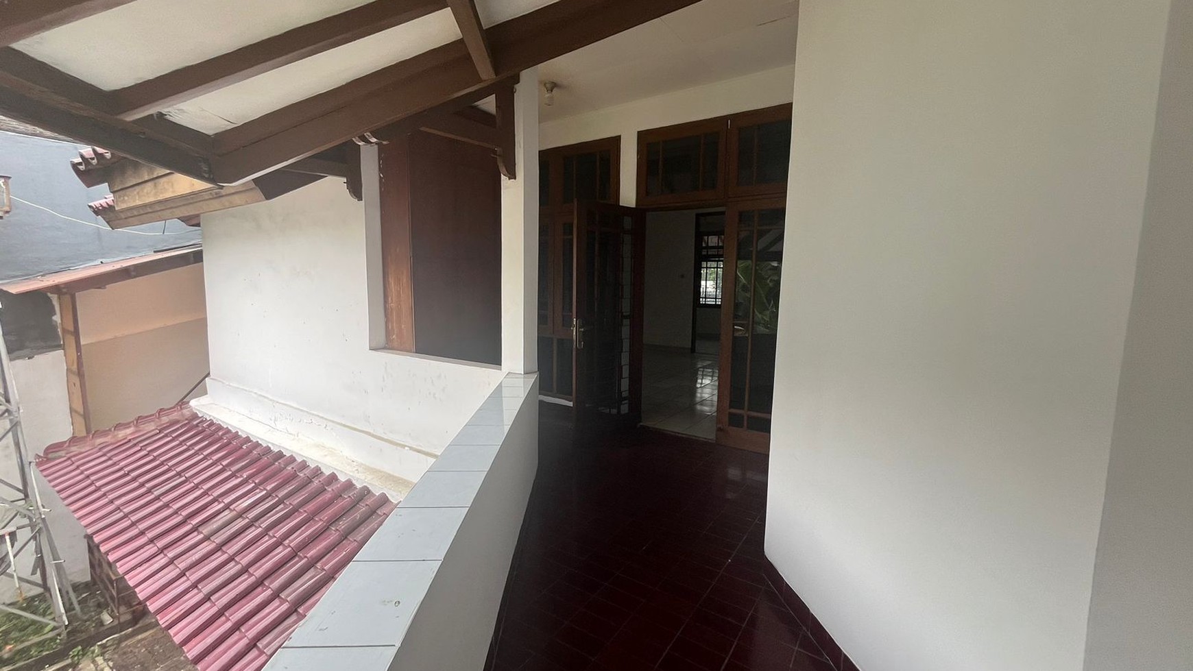 Rumah Hook di Jalan Utama Villa Melati Mas