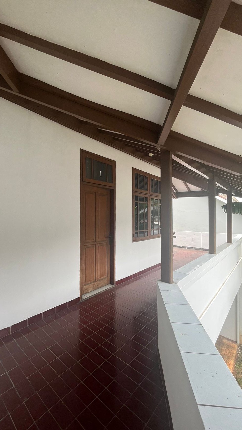 Rumah Hook di Jalan Utama Villa Melati Mas