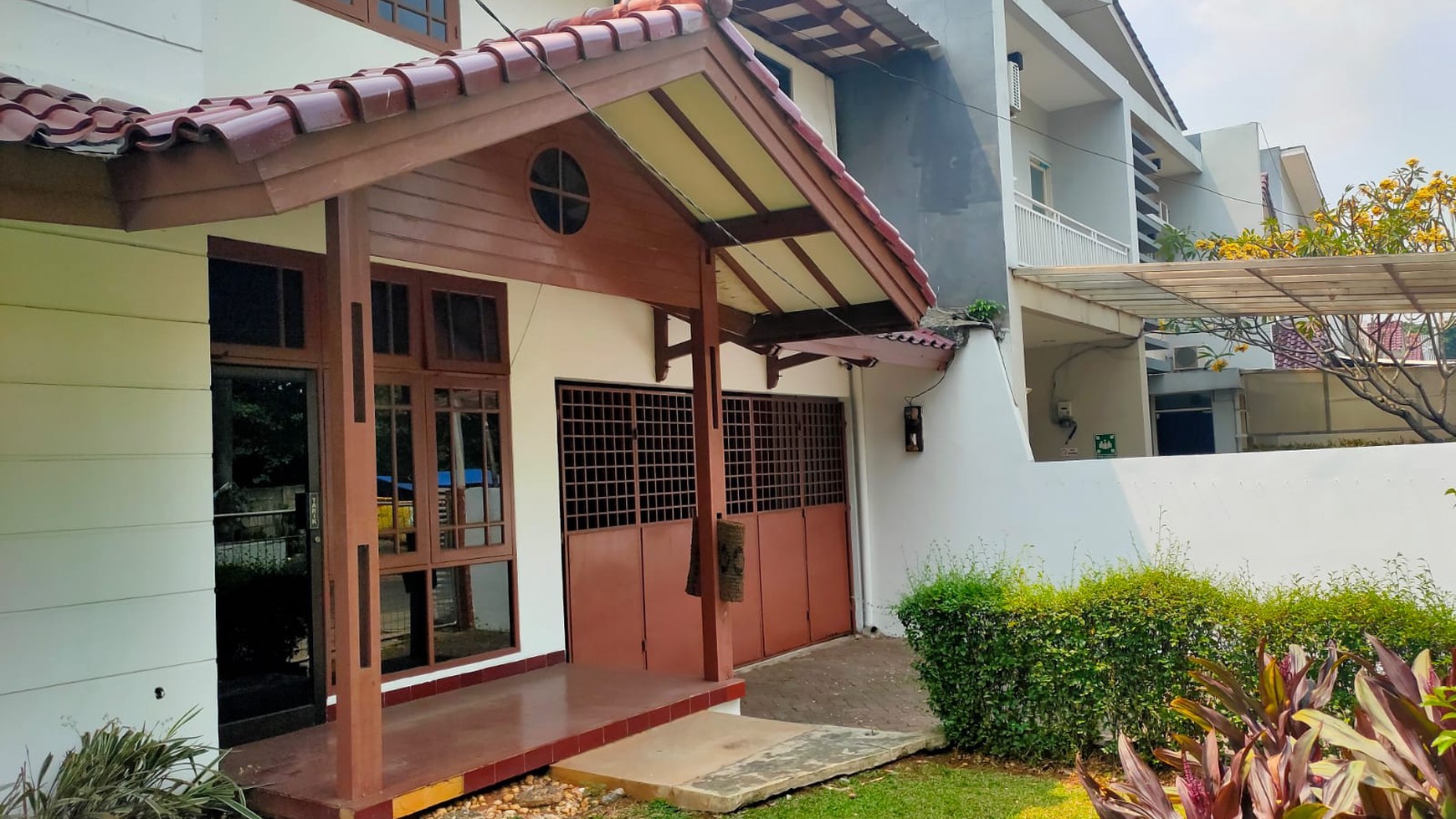 Rumah Hook di Jalan Utama Villa Melati Mas