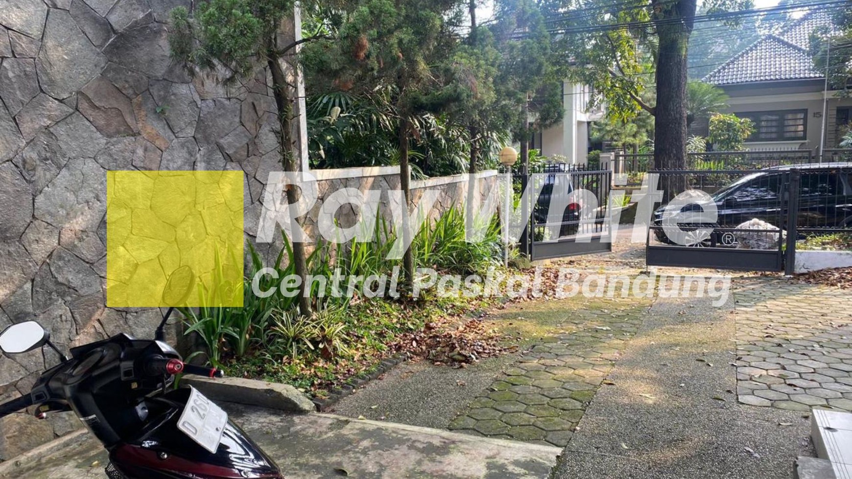 Ruang Usaha (Rumah Klasik) di Sayap Dago Kota Bandung