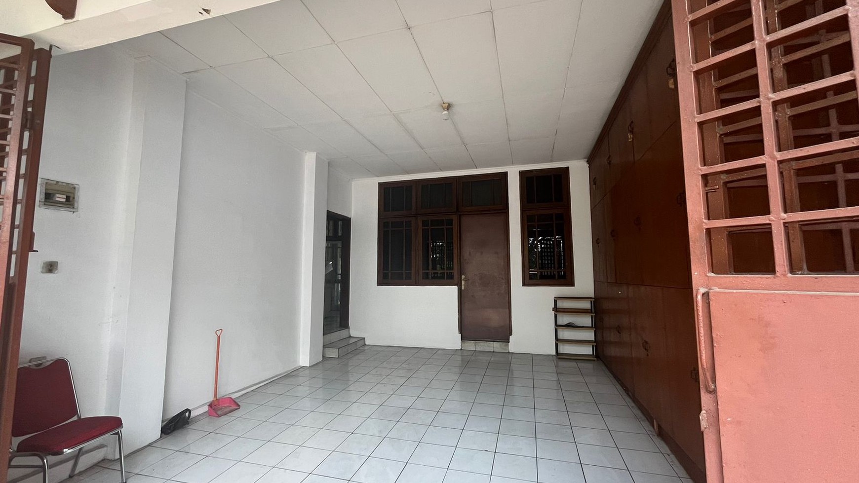 Rumah Hook di Jalan Utama Villa Melati Mas