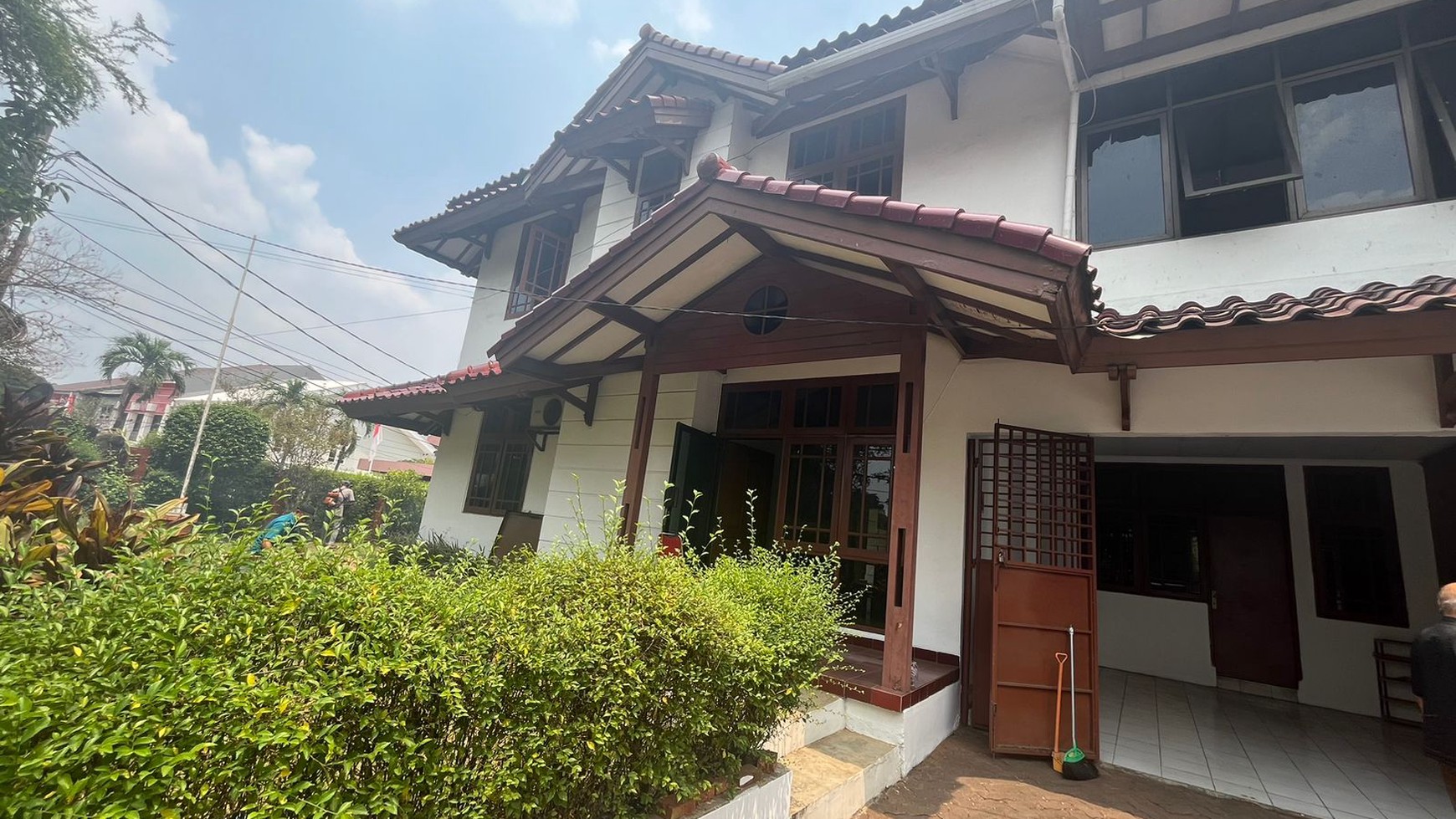 Rumah Hook di Jalan Utama Villa Melati Mas