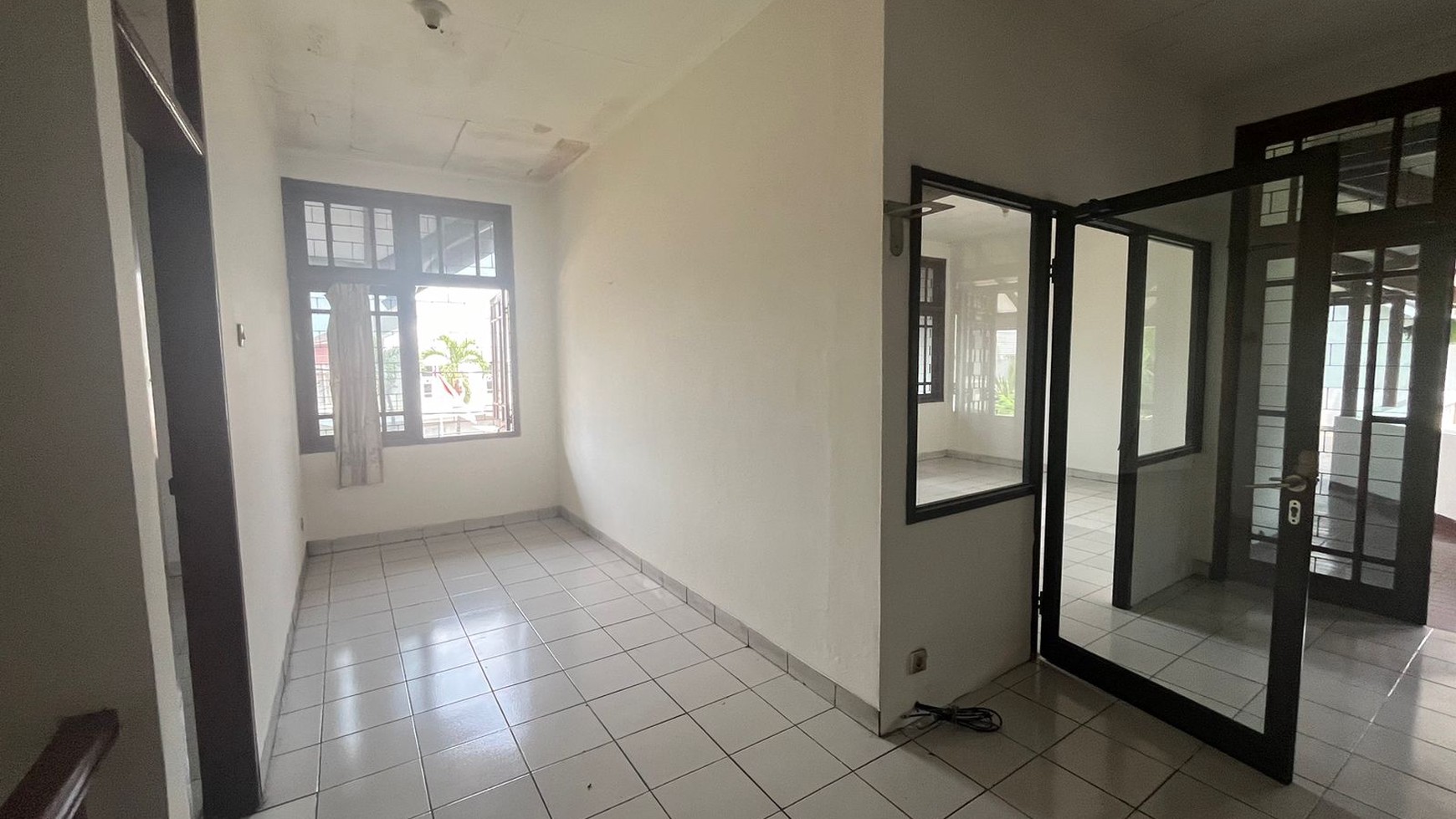 Rumah Hook di Jalan Utama Villa Melati Mas