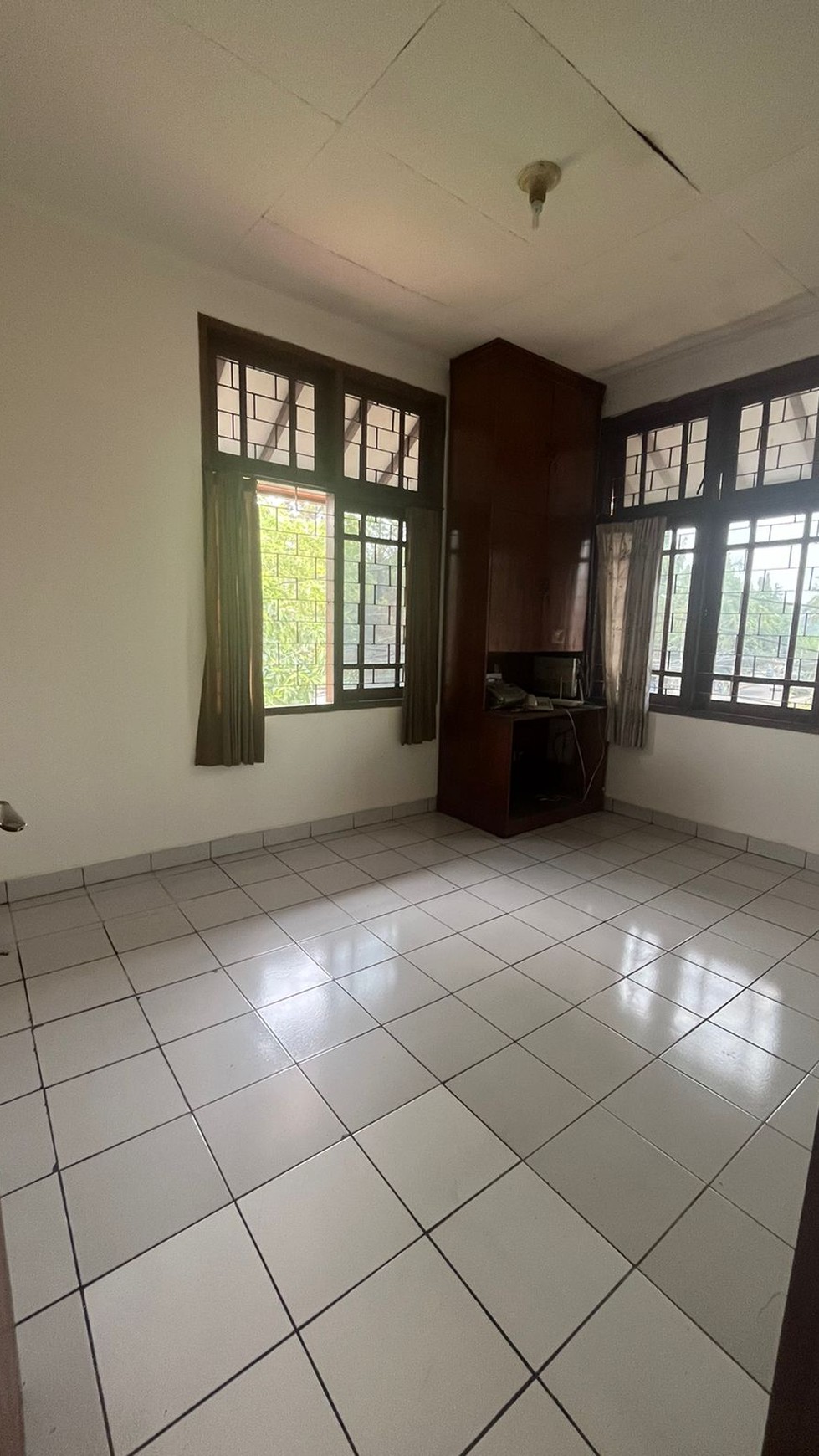 Rumah Hook di Jalan Utama Villa Melati Mas