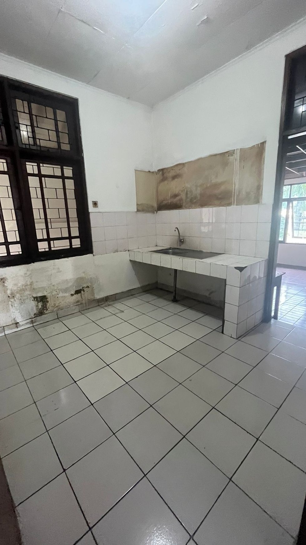 Rumah Hook di Jalan Utama Villa Melati Mas