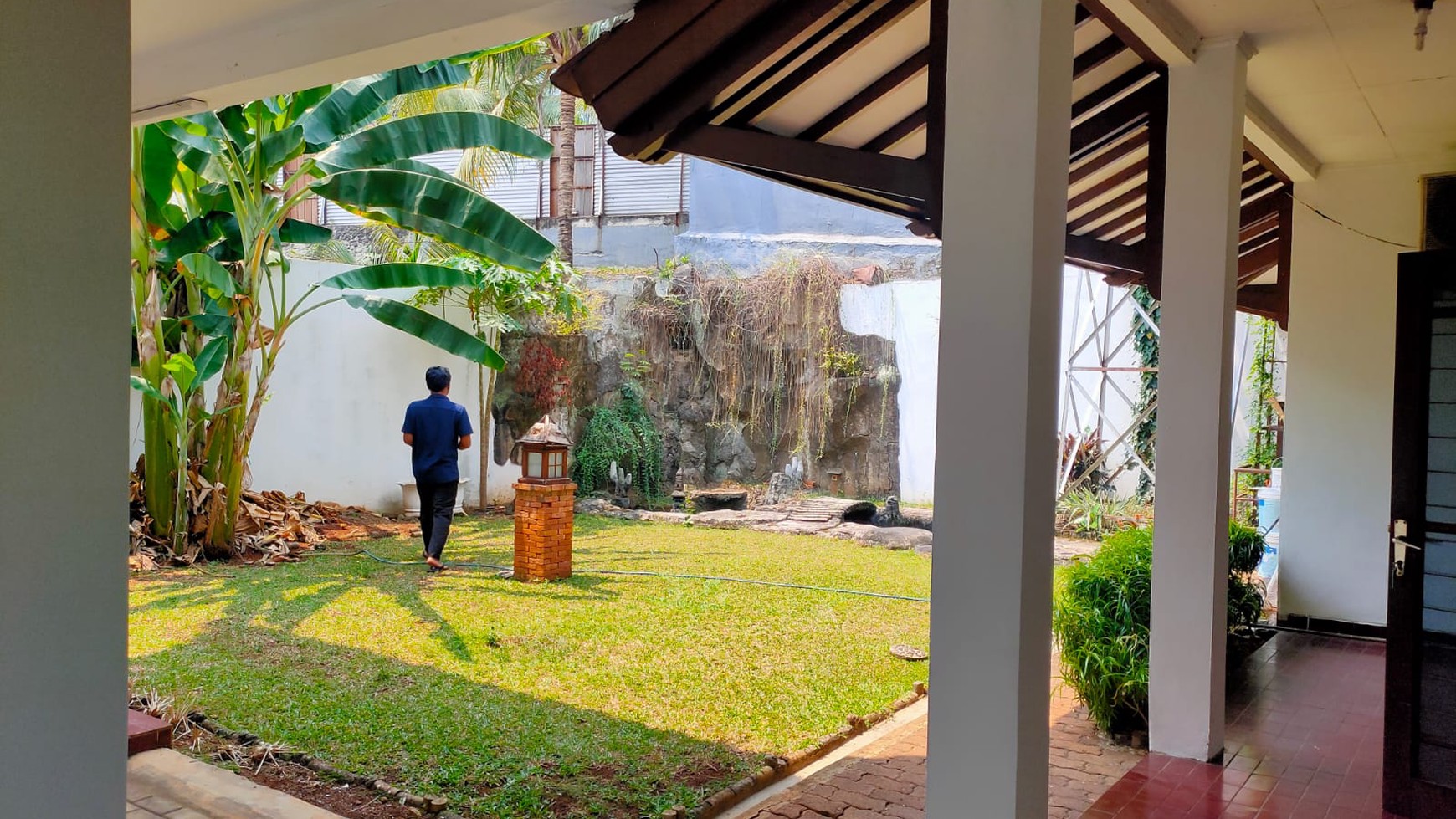 Rumah Hook di Jalan Utama Villa Melati Mas