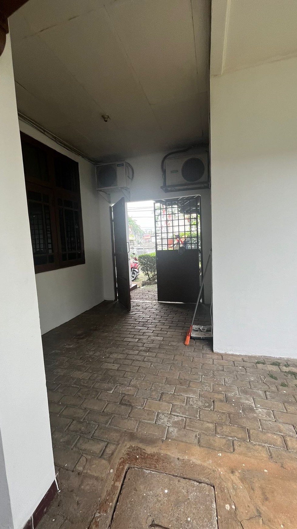 Rumah Hook di Jalan Utama Villa Melati Mas