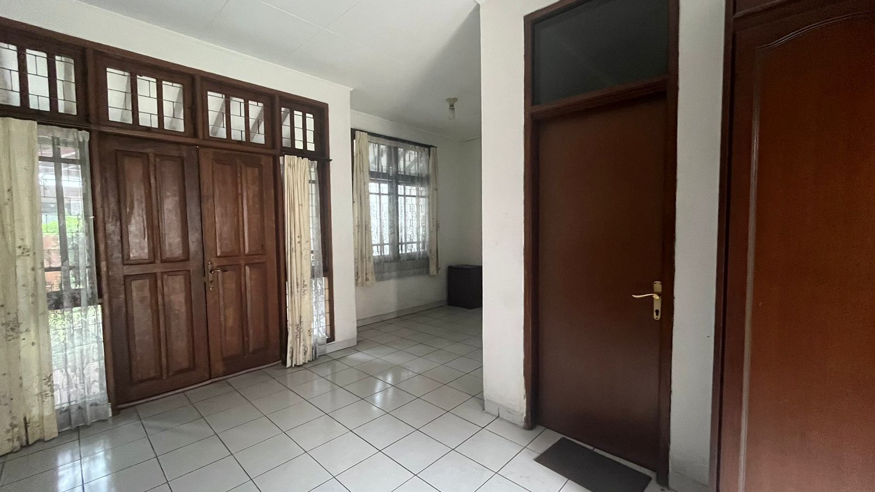 Rumah Hook di Jalan Utama Villa Melati Mas