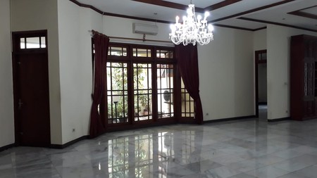 Rumah Asri Lokasi Strategis di Pejaten Barat Semi Furnish