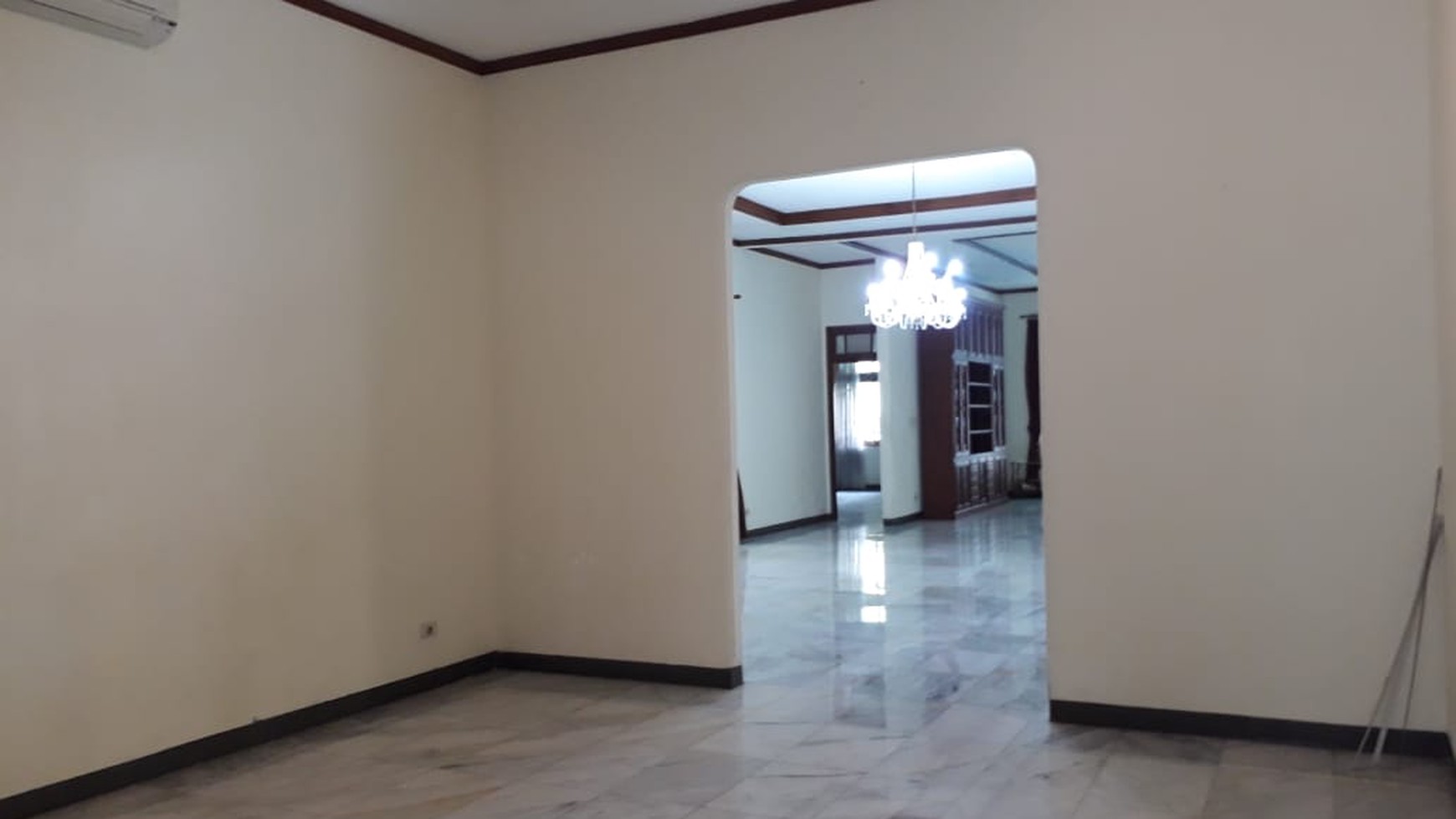 Rumah Asri Lokasi Strategis di Pejaten Barat Semi Furnish