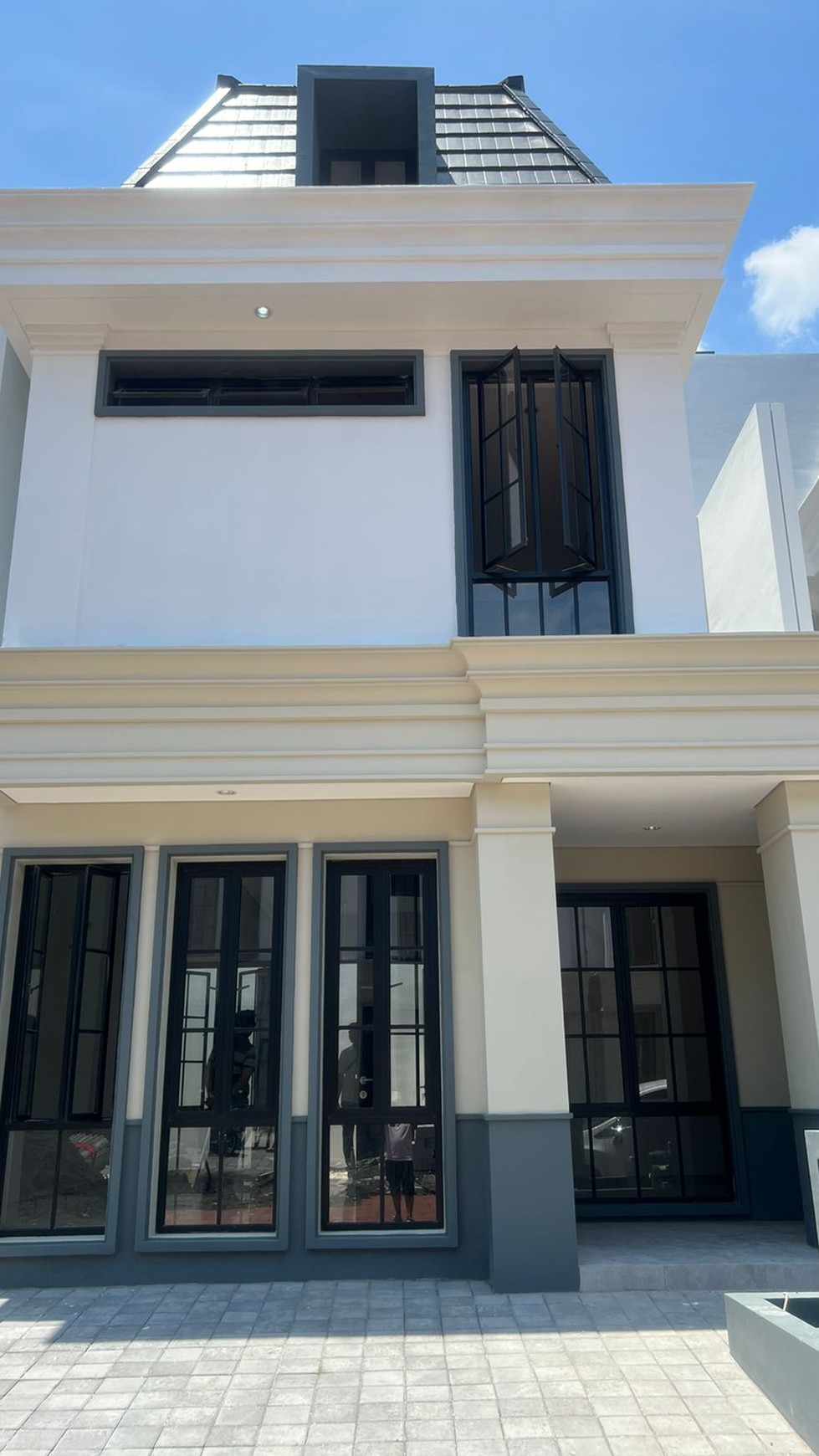 Dijual Rumah Dian Istana Wiyung Sby -The White House American Classic - SPESIAL ATTIC Room PLUS ROOFTOP Area dekat Citraland, Royal Residence, Pakuwon Mall, PTC