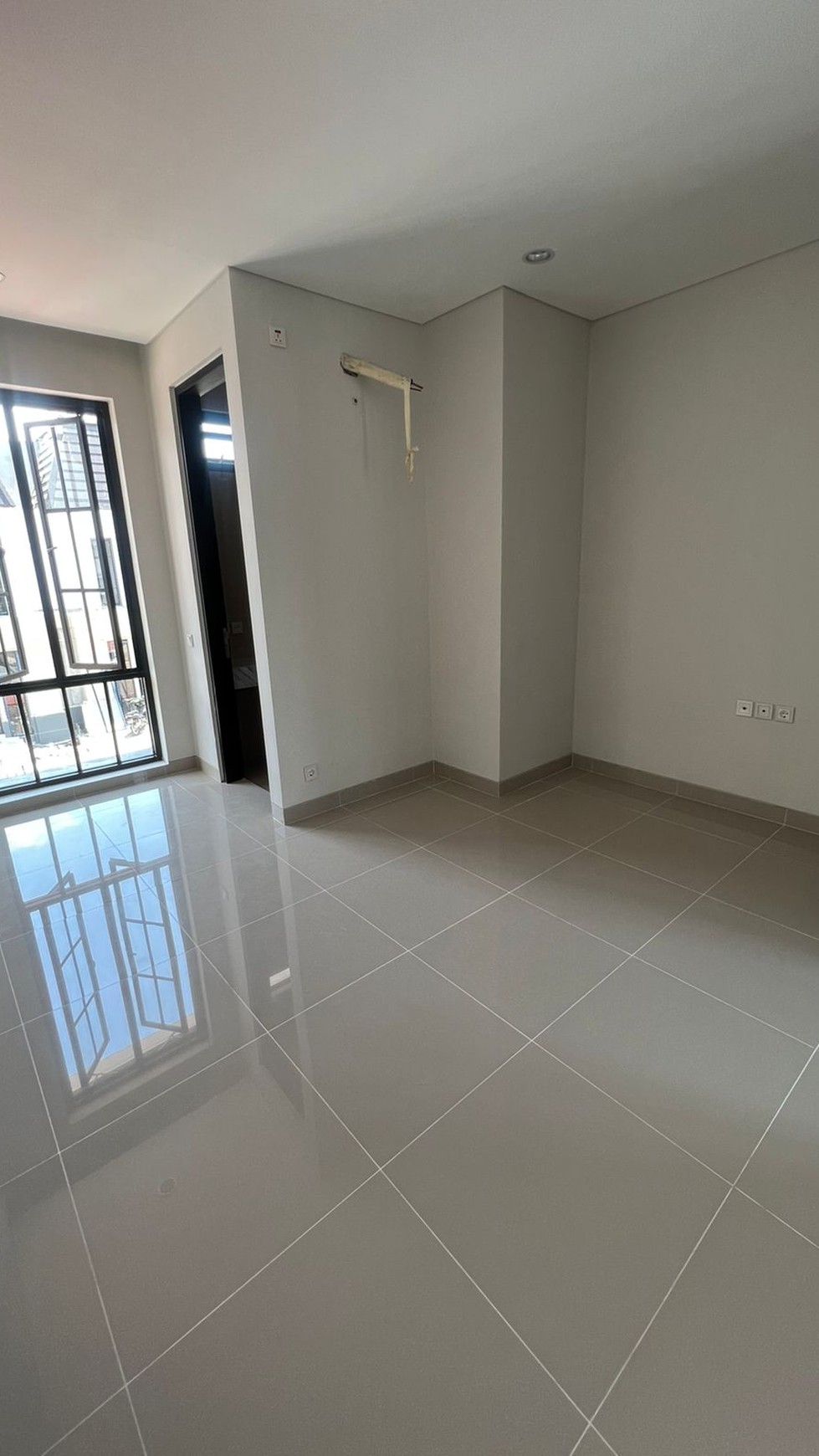 Dijual Rumah Dian Istana Wiyung Sby -The White House American Classic - SPESIAL ATTIC Room PLUS ROOFTOP Area dekat Citraland, Royal Residence, Pakuwon Mall, PTC