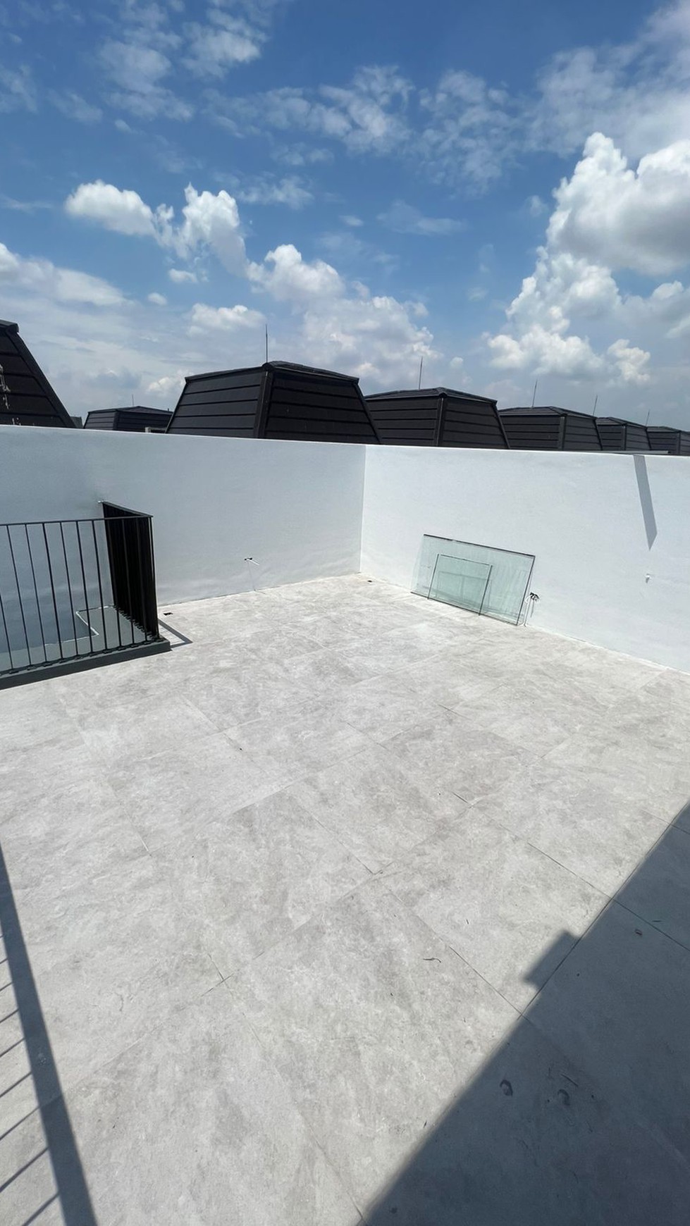 Dijual Rumah Dian Istana Wiyung Sby -The White House American Classic - SPESIAL ATTIC Room PLUS ROOFTOP Area dekat Citraland, Royal Residence, Pakuwon Mall, PTC