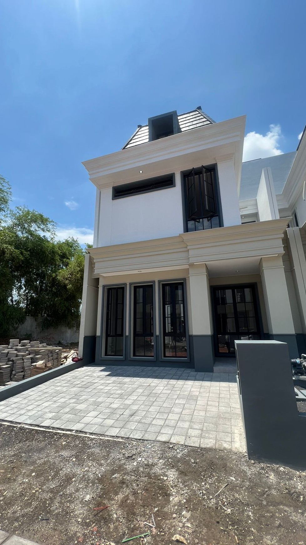 Dijual Rumah Dian Istana Wiyung Sby -The White House American Classic - SPESIAL ATTIC Room PLUS ROOFTOP Area dekat Citraland, Royal Residence, Pakuwon Mall, PTC