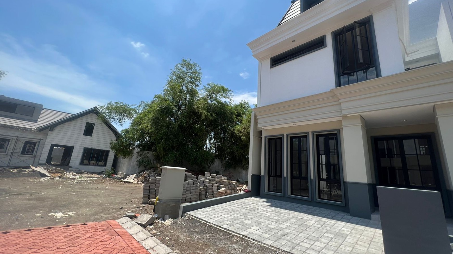 Dijual Rumah Dian Istana Wiyung Sby -The White House American Classic - SPESIAL ATTIC Room PLUS ROOFTOP Area dekat Citraland, Royal Residence, Pakuwon Mall, PTC