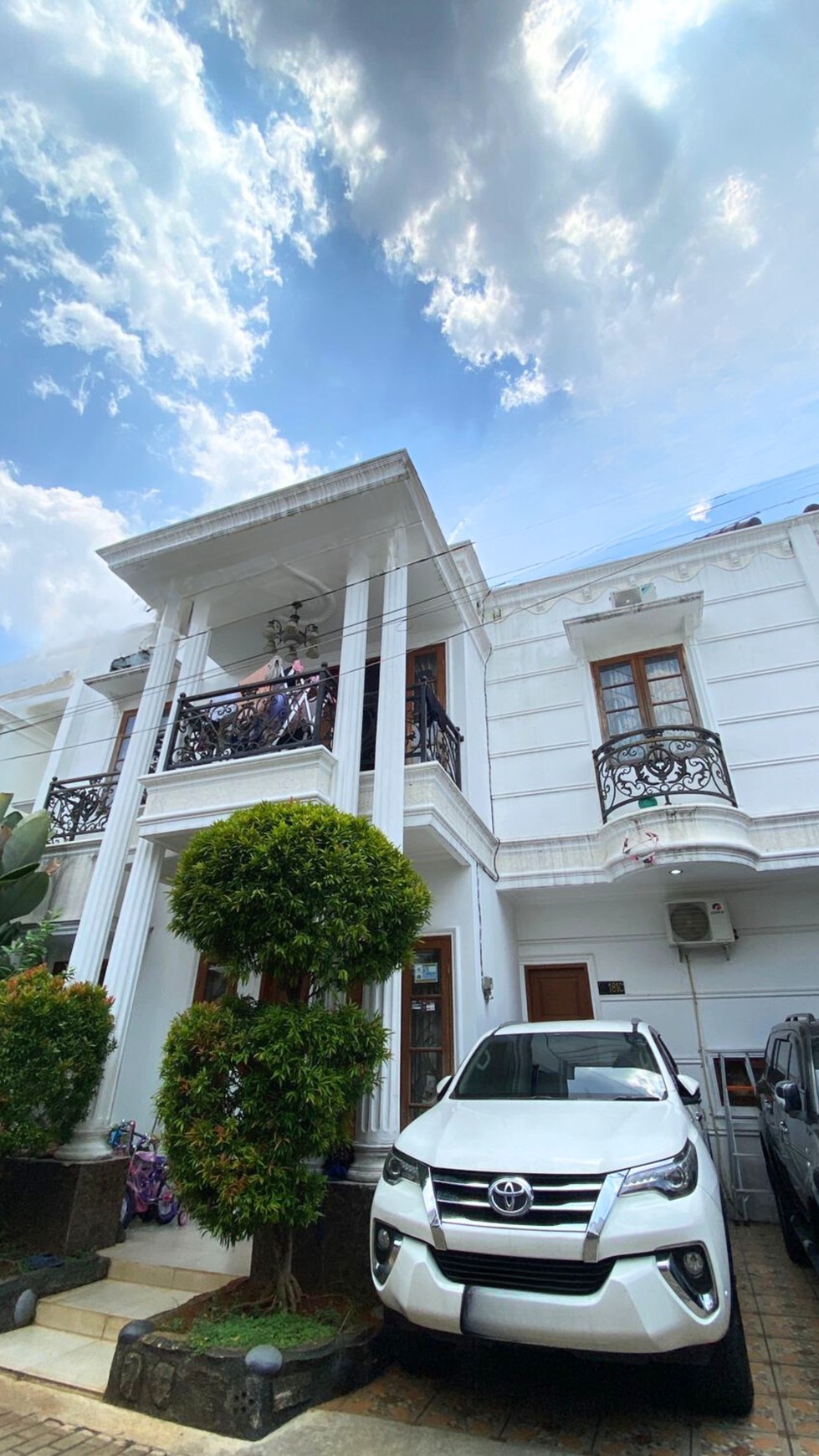 Rumah Modern Classic dalam Cluster Strategis di Jagakarsa, Jakarta Selatan