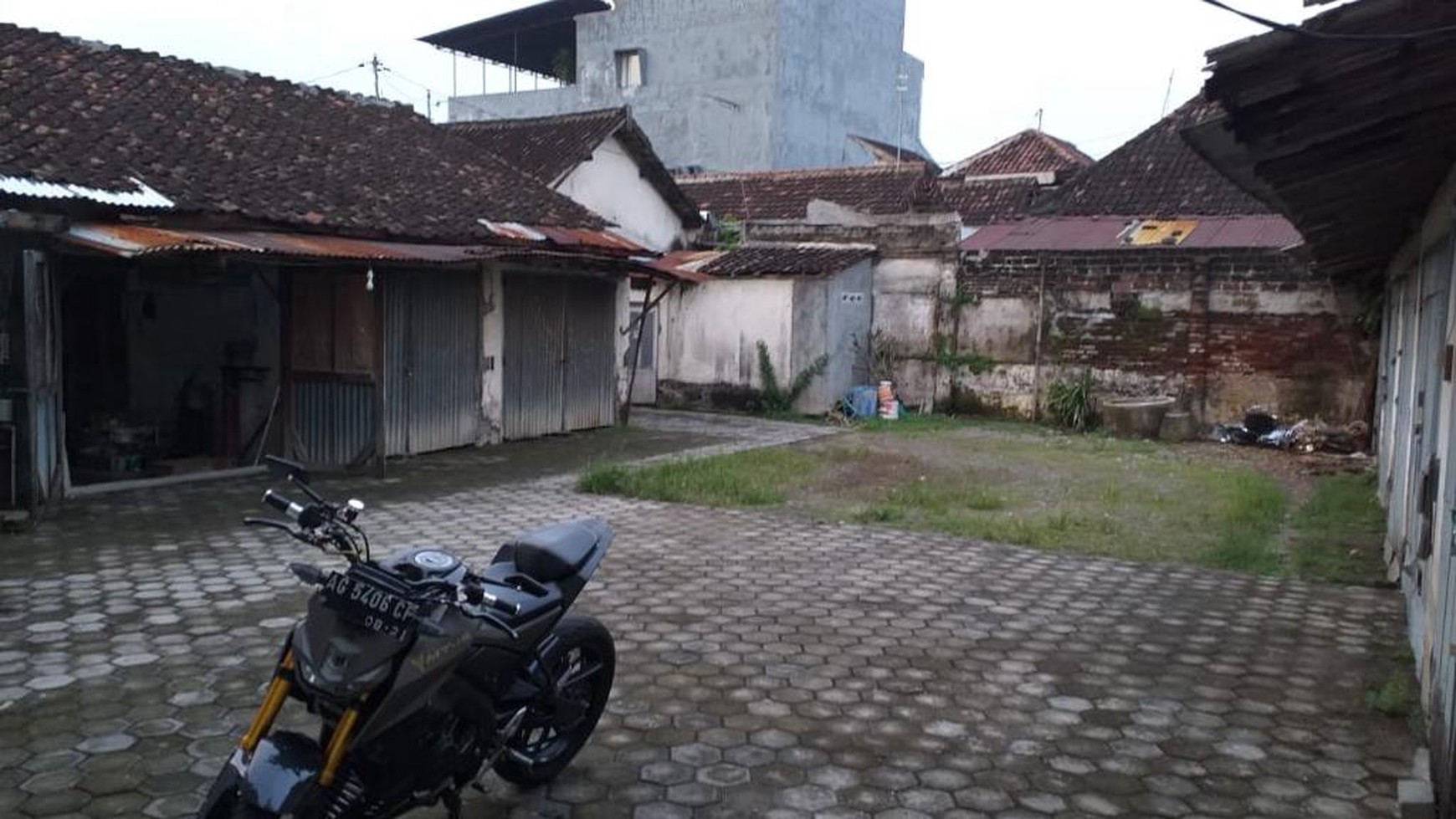 Dijual 1150 m2 Rumah Komersial Usaha Kota Kediri di Jalan Ronggowarsito - Garasi Carport 30 MOBIL cocok Buat Segala Usaha