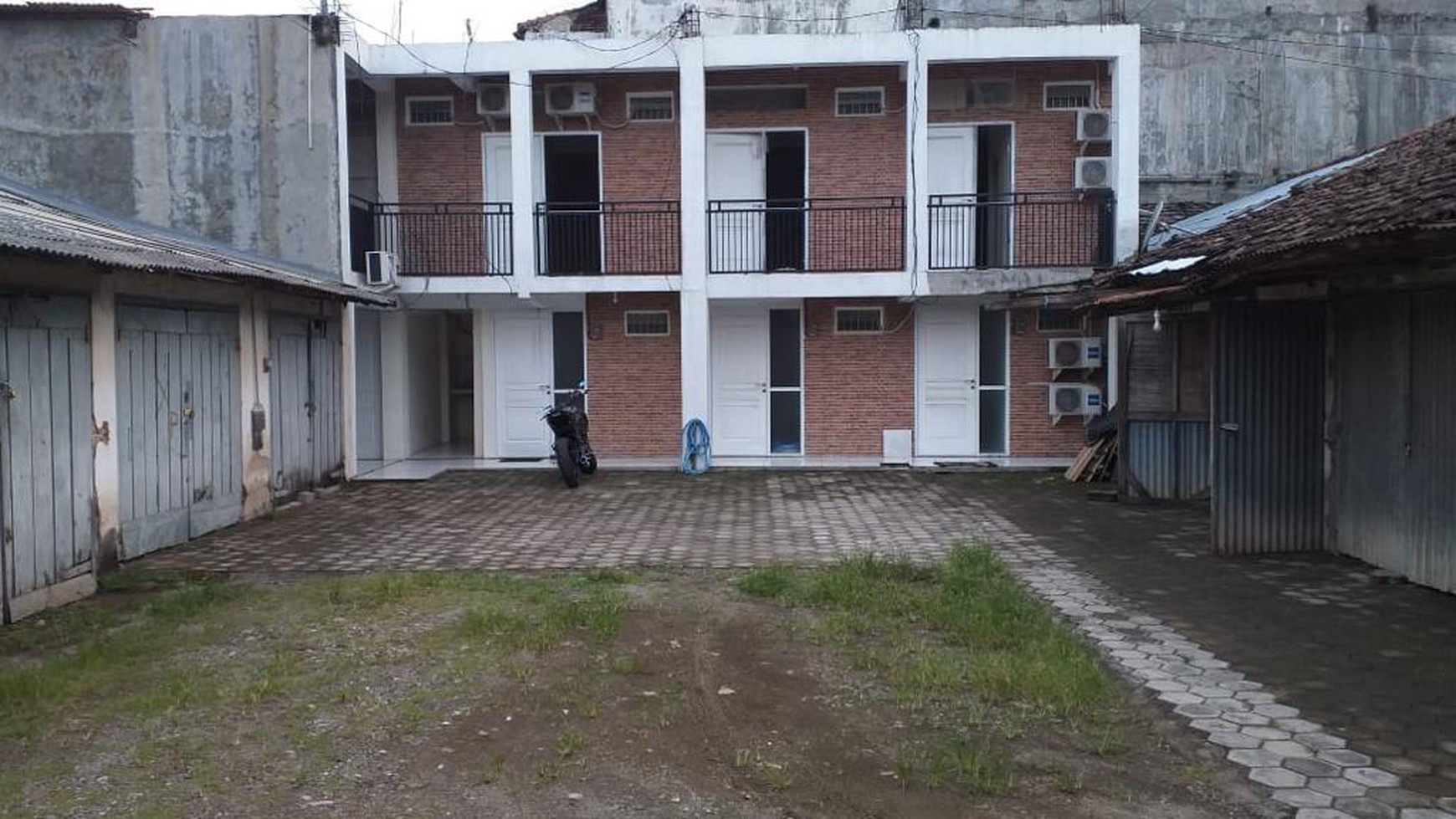 Dijual 1150 m2 Rumah Komersial Usaha Kota Kediri di Jalan Ronggowarsito - Garasi Carport 30 MOBIL cocok Buat Segala Usaha