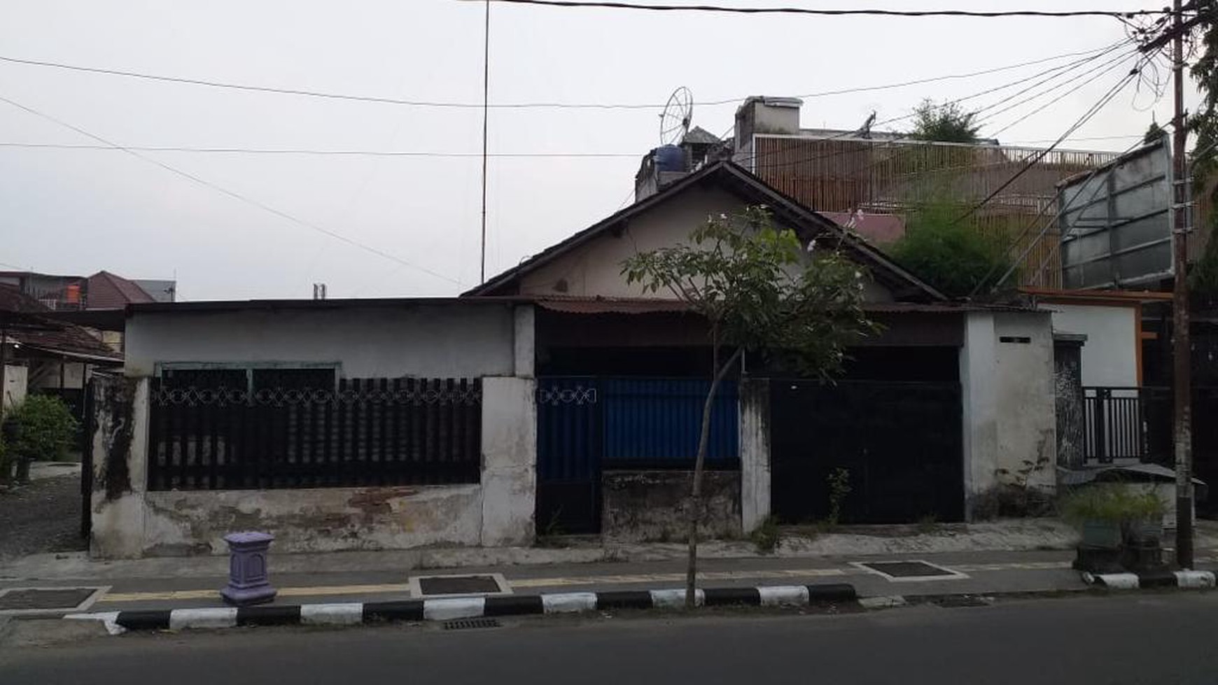 Dijual 1150 m2 Rumah Komersial Usaha Kota Kediri di Jalan Ronggowarsito - Garasi Carport 30 MOBIL cocok Buat Segala Usaha