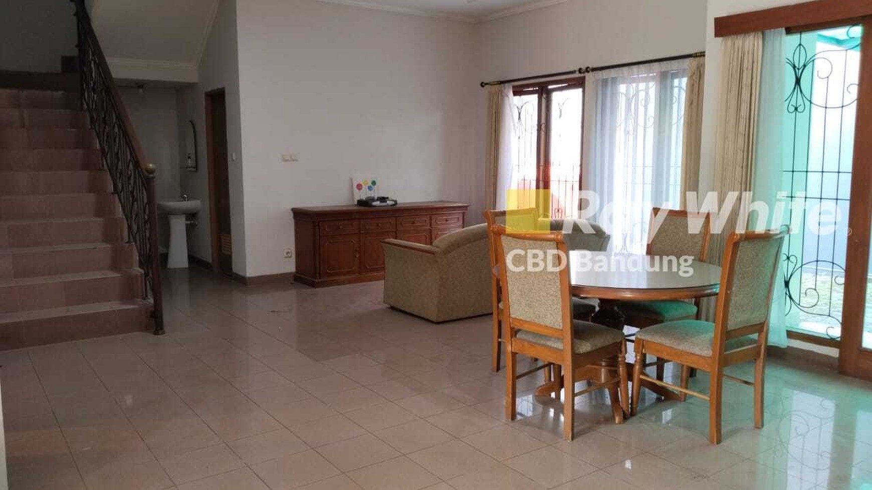 Rumah terawat Furnished di Setrasari Kulon siap huni